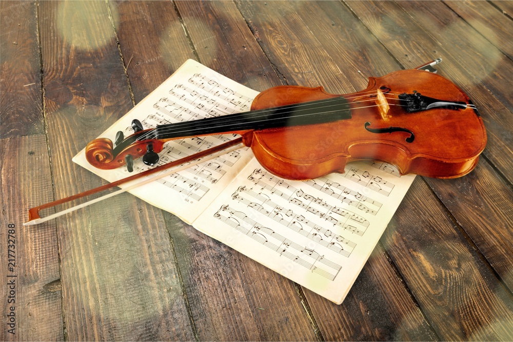 桌子上的小提琴和音乐笔记