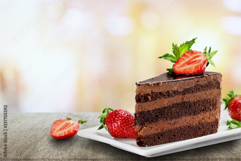 桌上一片美味的巧克力蛋糕