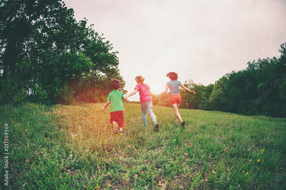 一个带着孩子的女人在草地上奔跑。