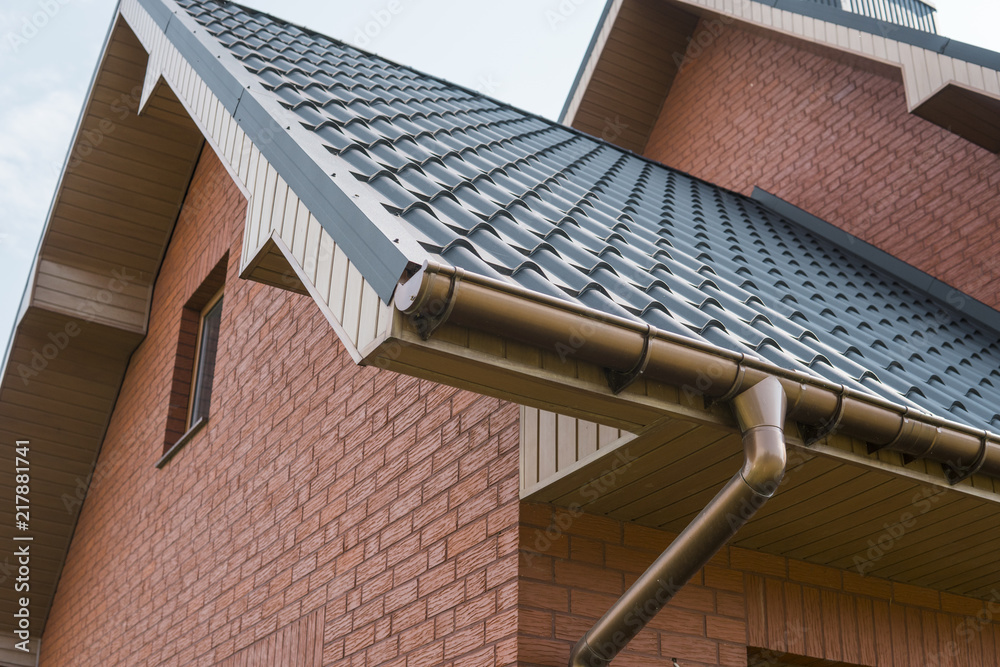 现代屋顶覆盖有瓷砖效果的PVC涂层棕色金属屋顶板。