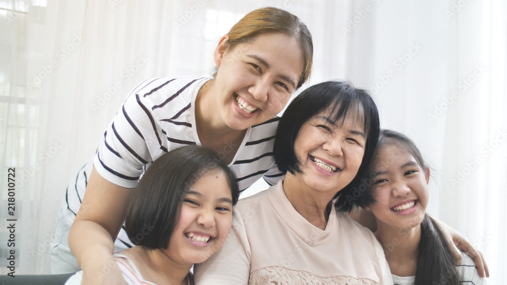 幸福的亚洲家庭在家微笑，多代女性