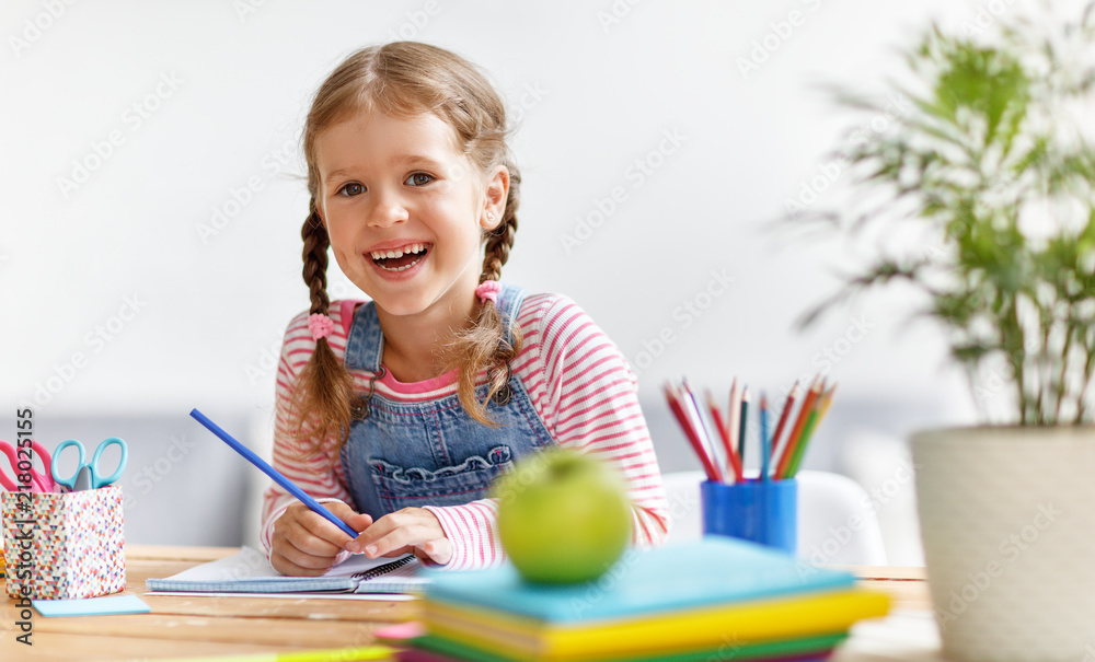 一个在家写作业、读书的小女孩