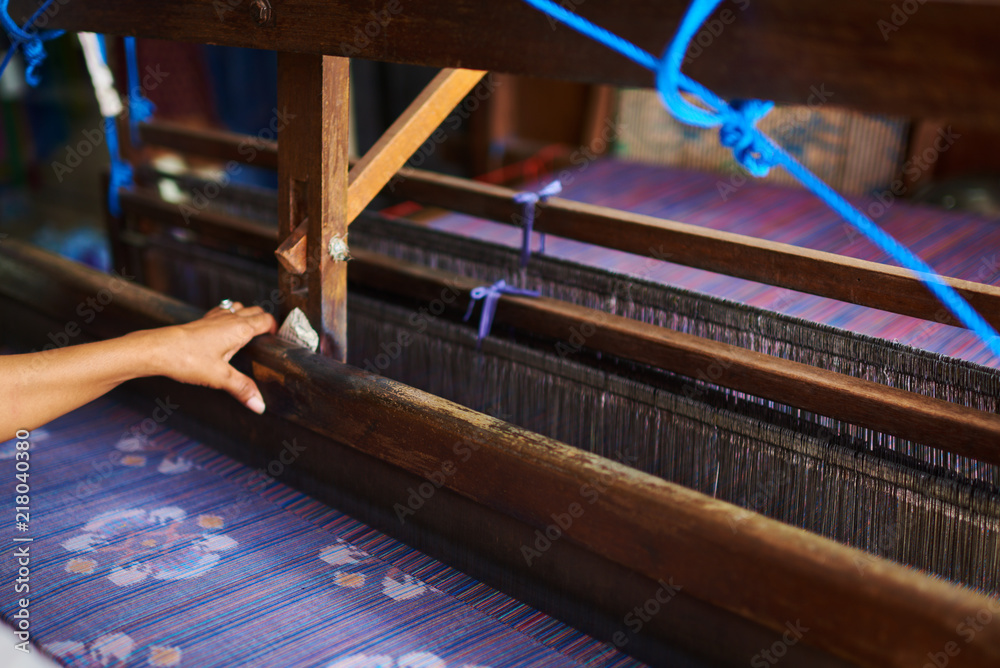 由棉和丝绸制成的彩色手工纱笼或纱丽。印尼妇女的民族服装。维雅