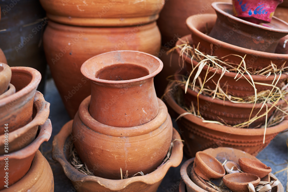 手工制作的陶瓷花瓶。堆放待售的粘土壶。陶器制作地。当地工艺品市场。工艺品