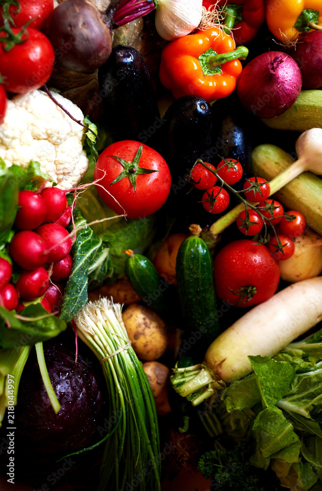 健康素食背景。不同的生的、新鲜的和有机的生物蔬菜。新鲜的收割机