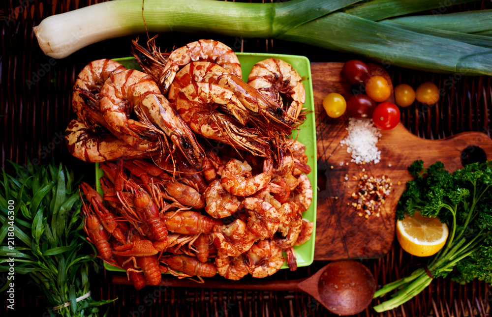 放在明亮的绿色盘子里，里面摆满了任何餐桌上的开胃菜，虾、大虾、虎虾等。