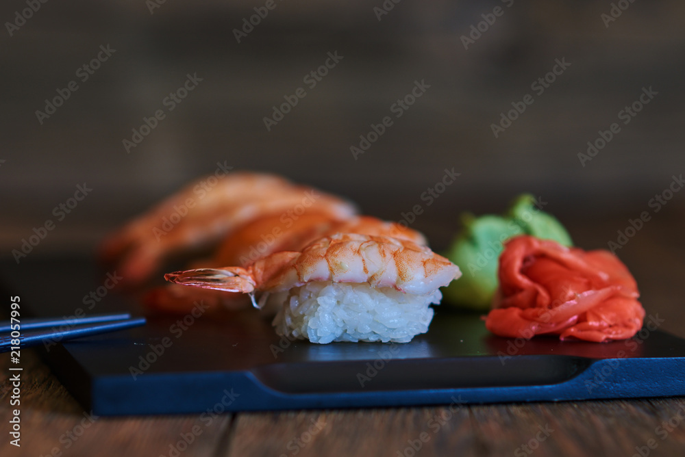 传统日本食物。生鱼片寿司的特写，包括大虾、酱油、芥末、姜和