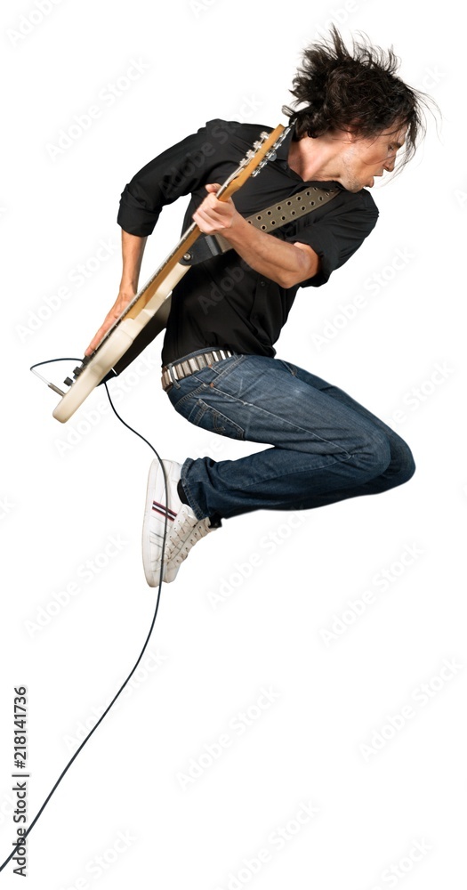 演奏电吉他时音乐家跳跃的肖像