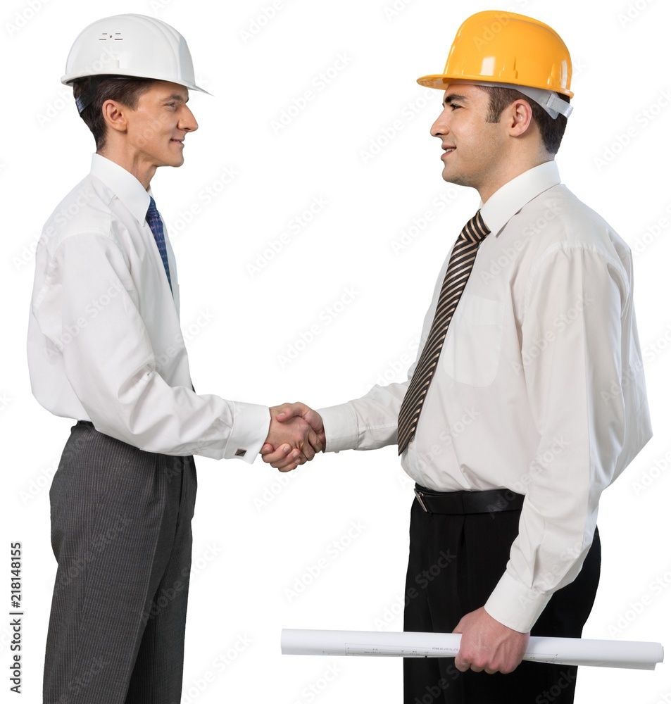 两位建筑师戴着头盔握手，计划，孤立