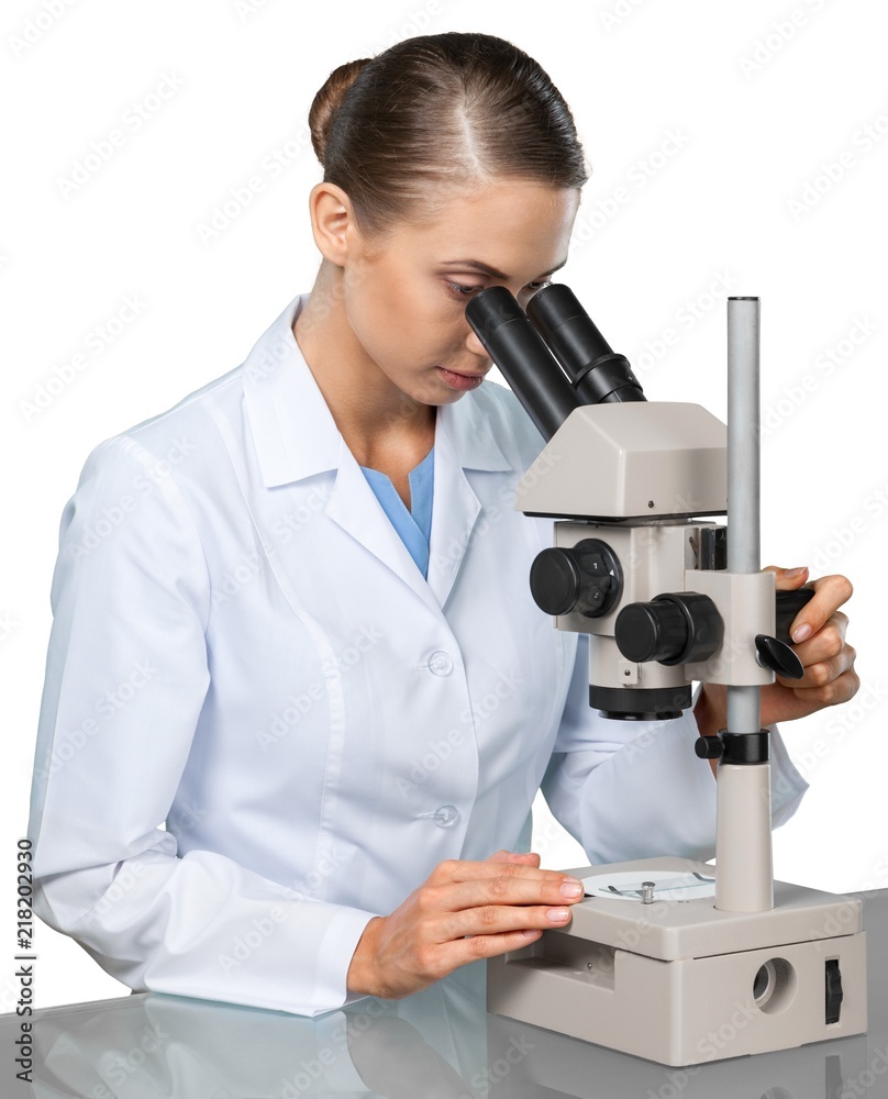 年轻女科学家在白色显微镜下工作