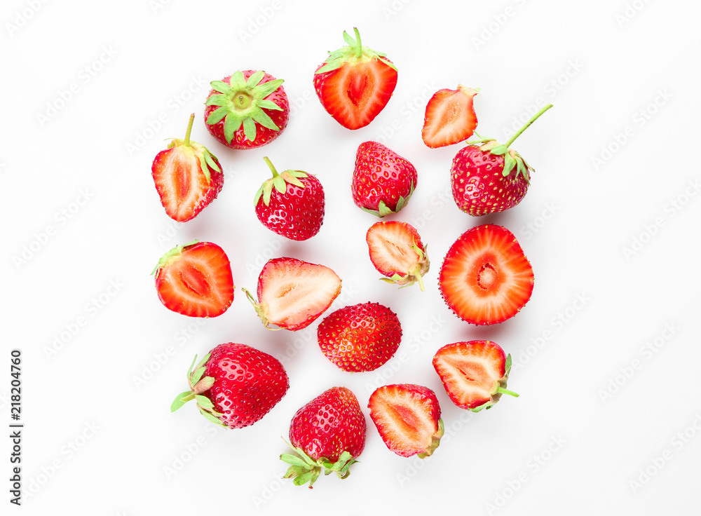 白底成熟草莓平躺构图