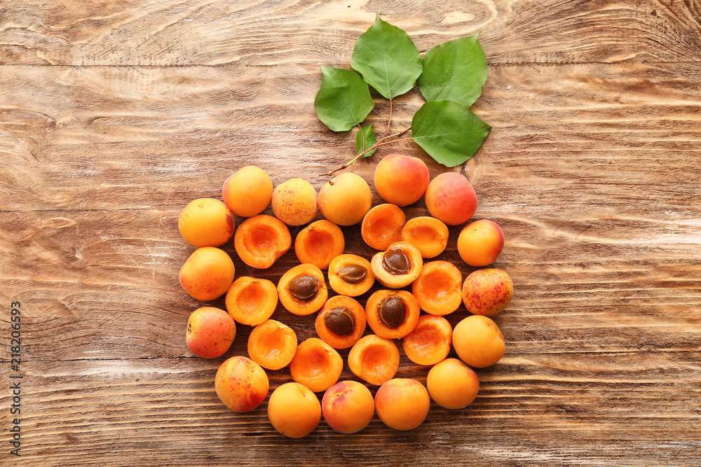 木桌上的成熟甜杏，俯视图