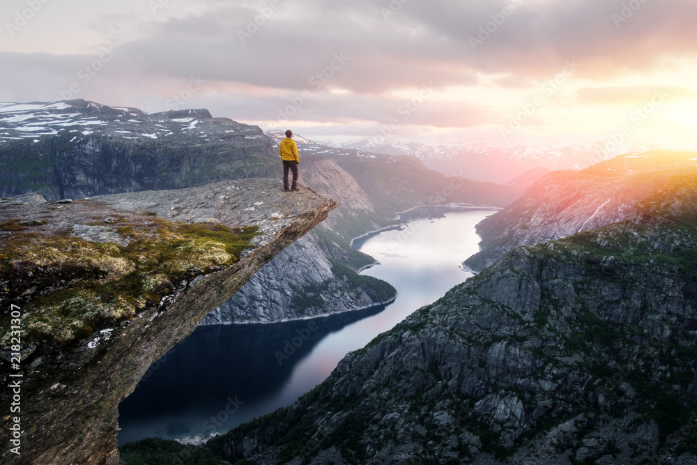 Trolltunga岩石上的孤独游客-挪威最壮观、最著名的悬崖