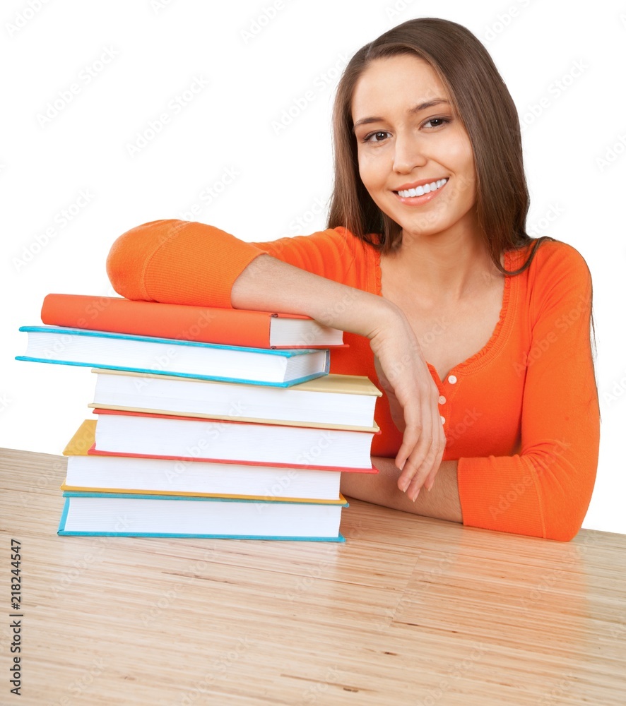 一个漂亮的年轻女人，手里拿着一堆孤立的书