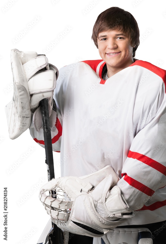 戴着头盔的男子冰球运动员在白色冰球杆上