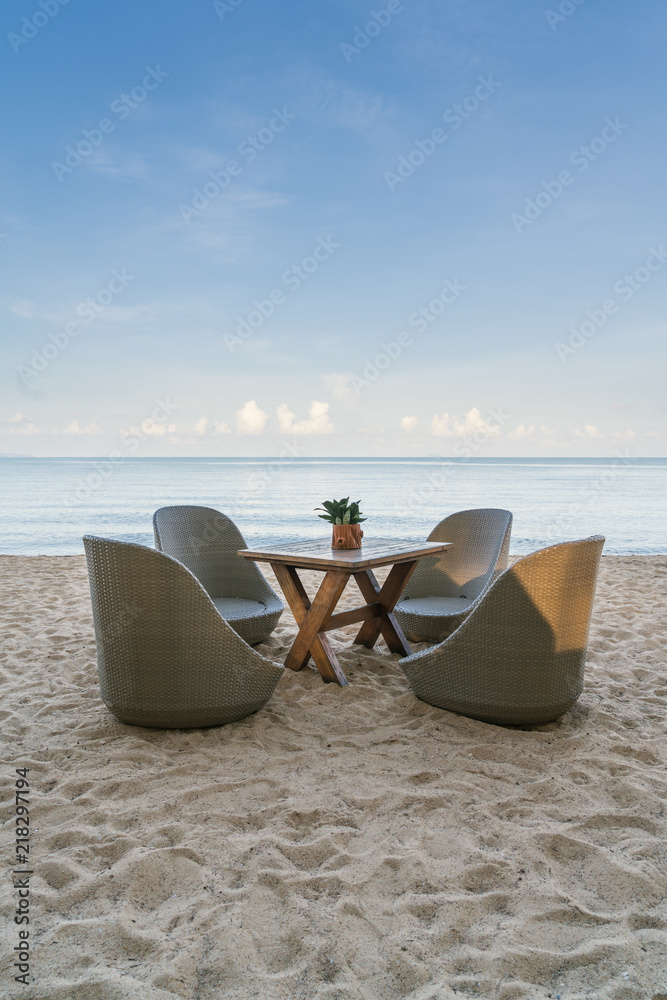 泰国普吉岛避暑岛海滩餐厅的沙滩椅。夏天，旅行，度假和