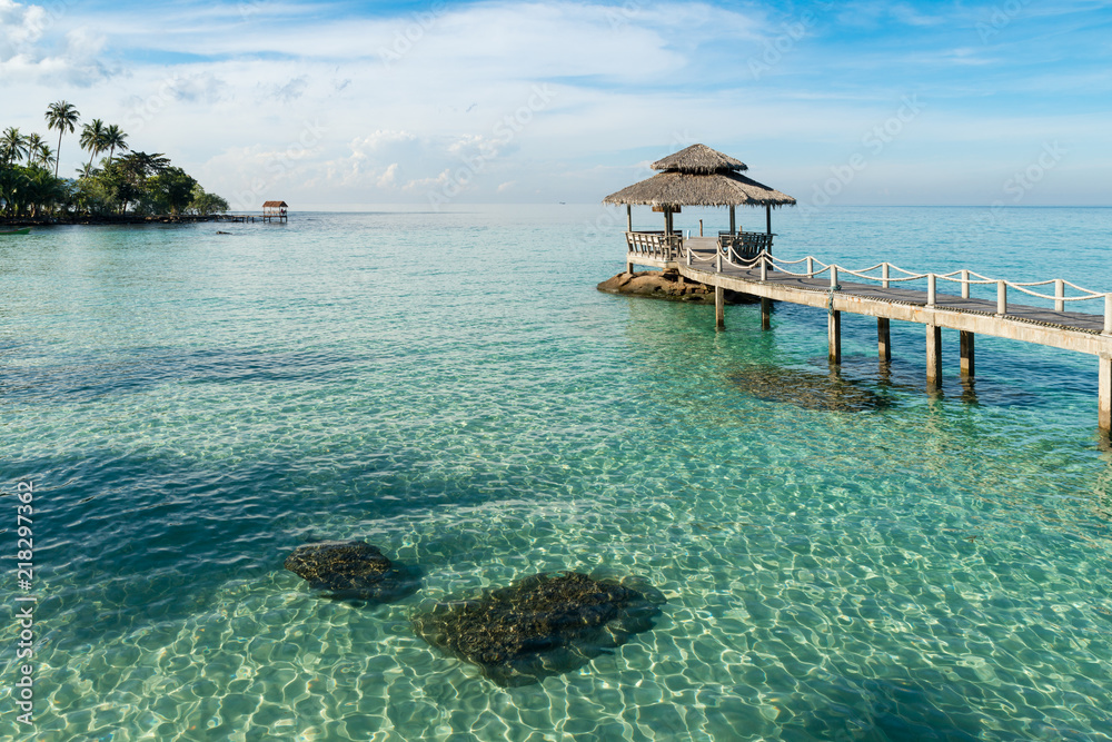 泰国普吉岛日落之间的木制码头。夏季、旅游、度假和度假概念。