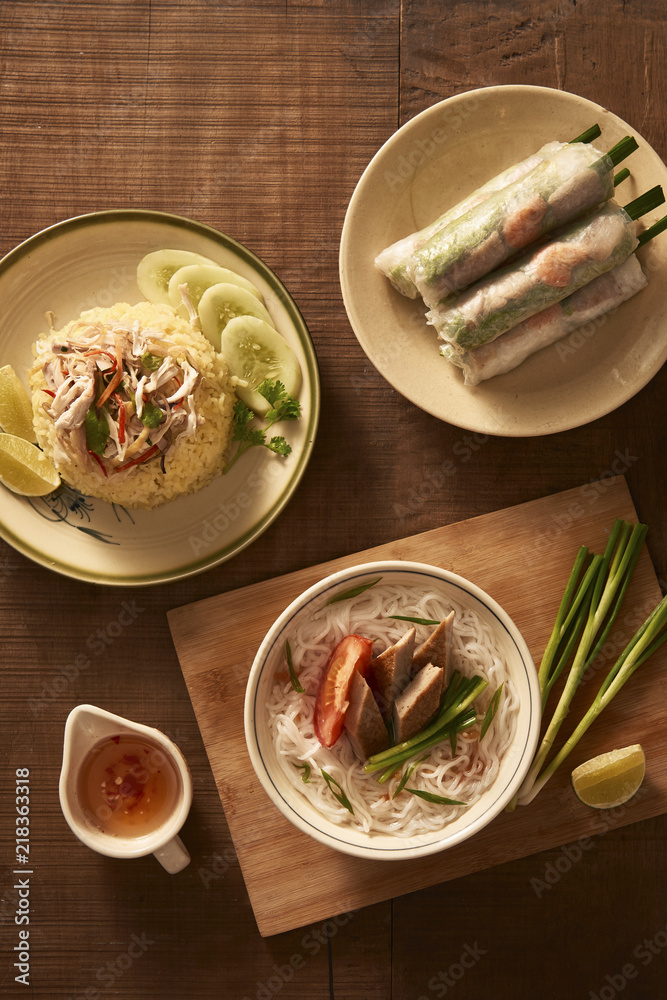 什锦亚洲晚餐，越南菜。鸡肉饭，面包茶，面条，春卷