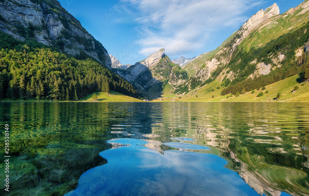 瑞士的山脉和湖泊。水面上的倒影。瑞士的自然景观