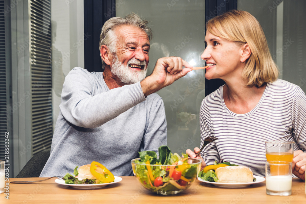 老年夫妇喜欢在厨房一起吃健康早餐。退休夫妇的概念