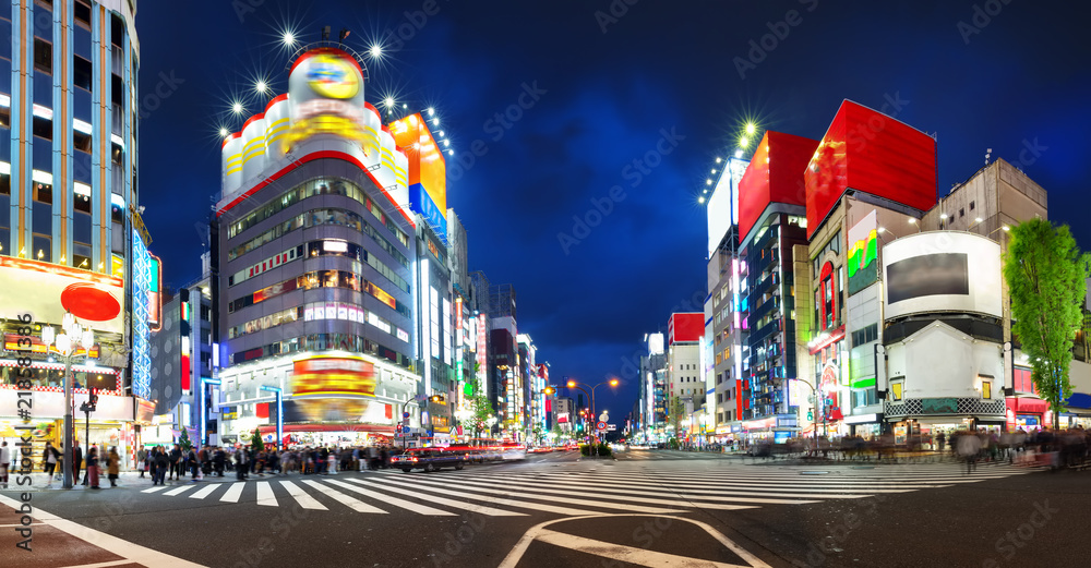 在新宿区欣赏霓虹灯闪烁的东京夜景