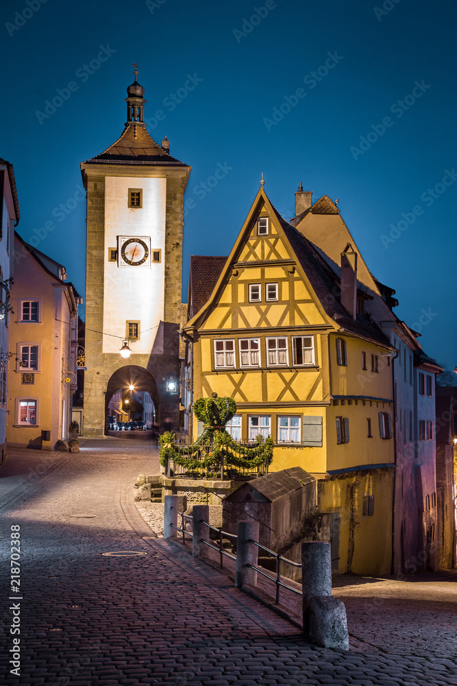 德国巴伐利亚州黄昏时分的Rothenburg ob der Tauber