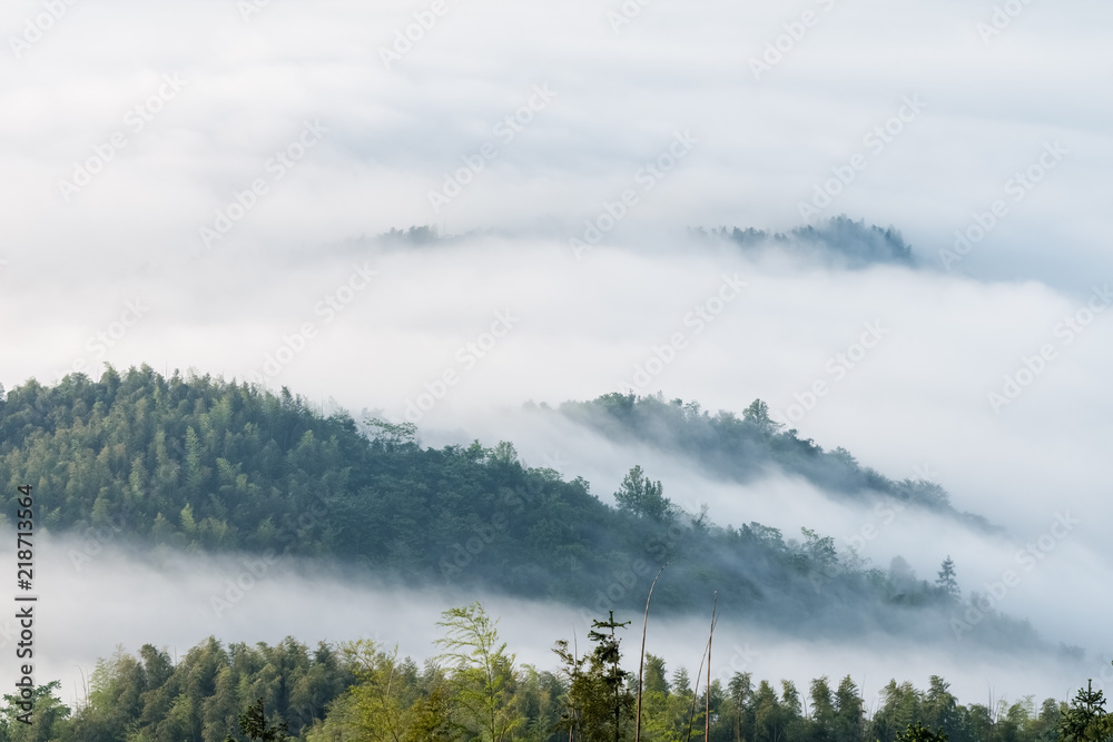 云雾笼罩的群山