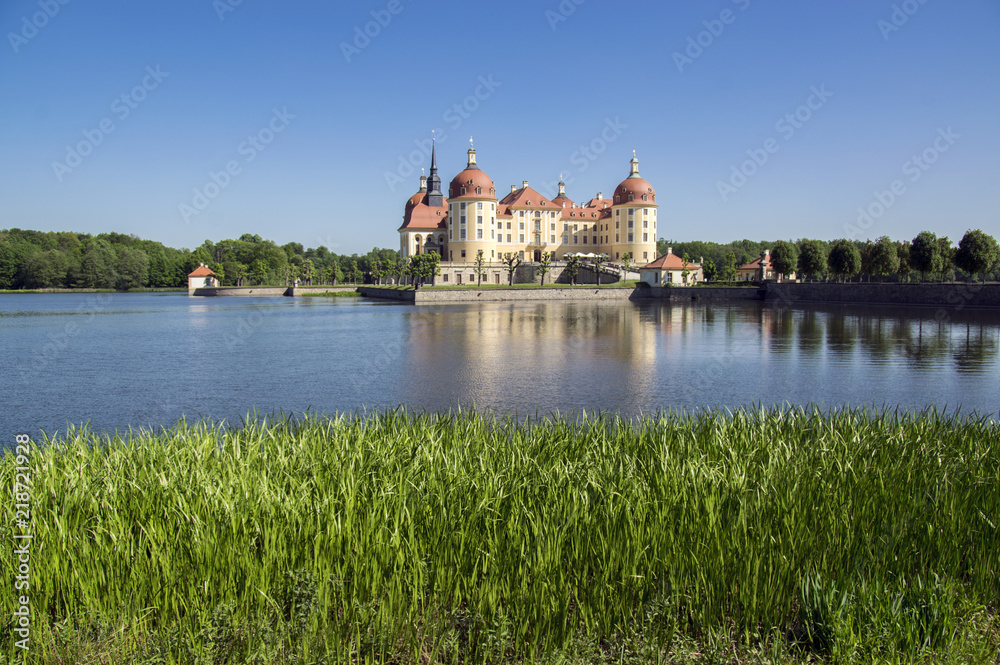 德国德累斯顿附近萨克森州的莫里茨堡城堡，四周环绕着池塘、倒影的蓝色湖泊和蓝色的s