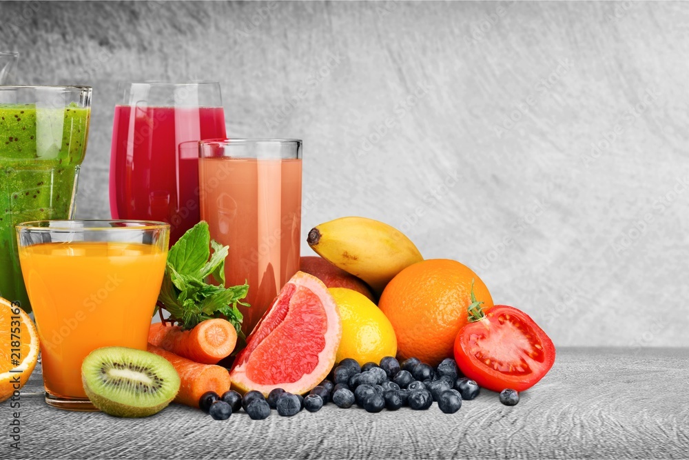 新鲜成熟的健康水果和果汁装在玻璃杯里
