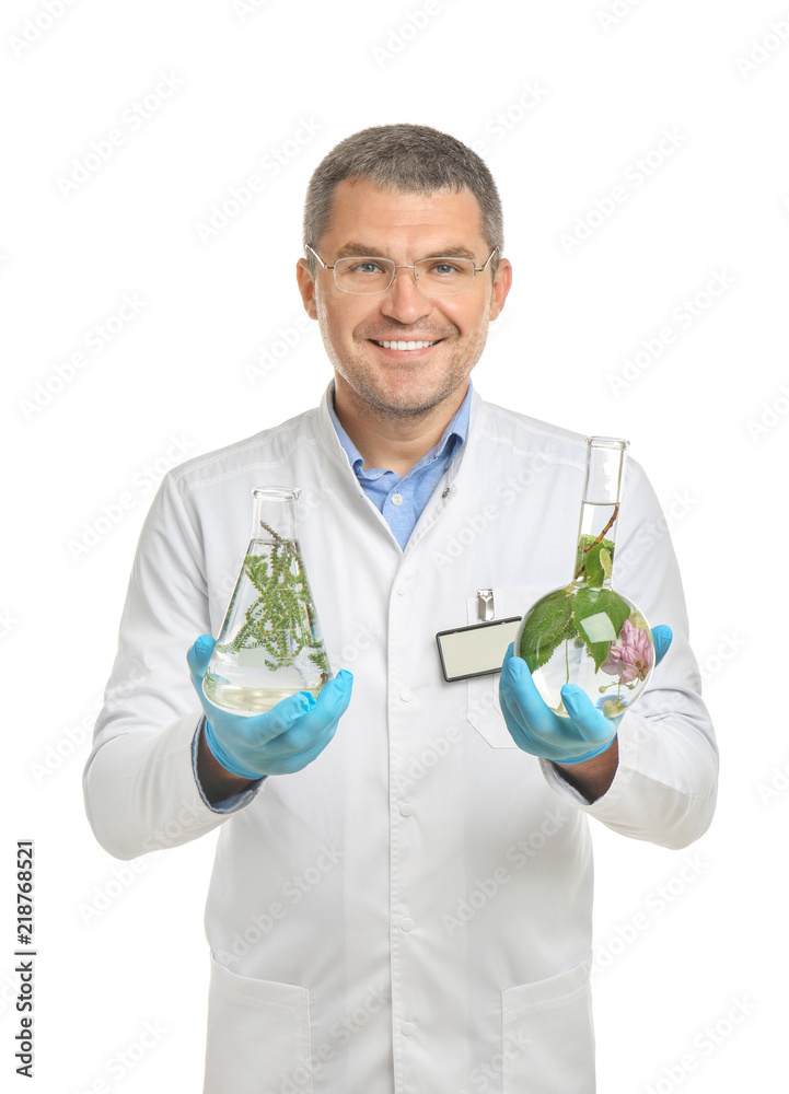 科学家拿着白底植物的测试烧瓶
