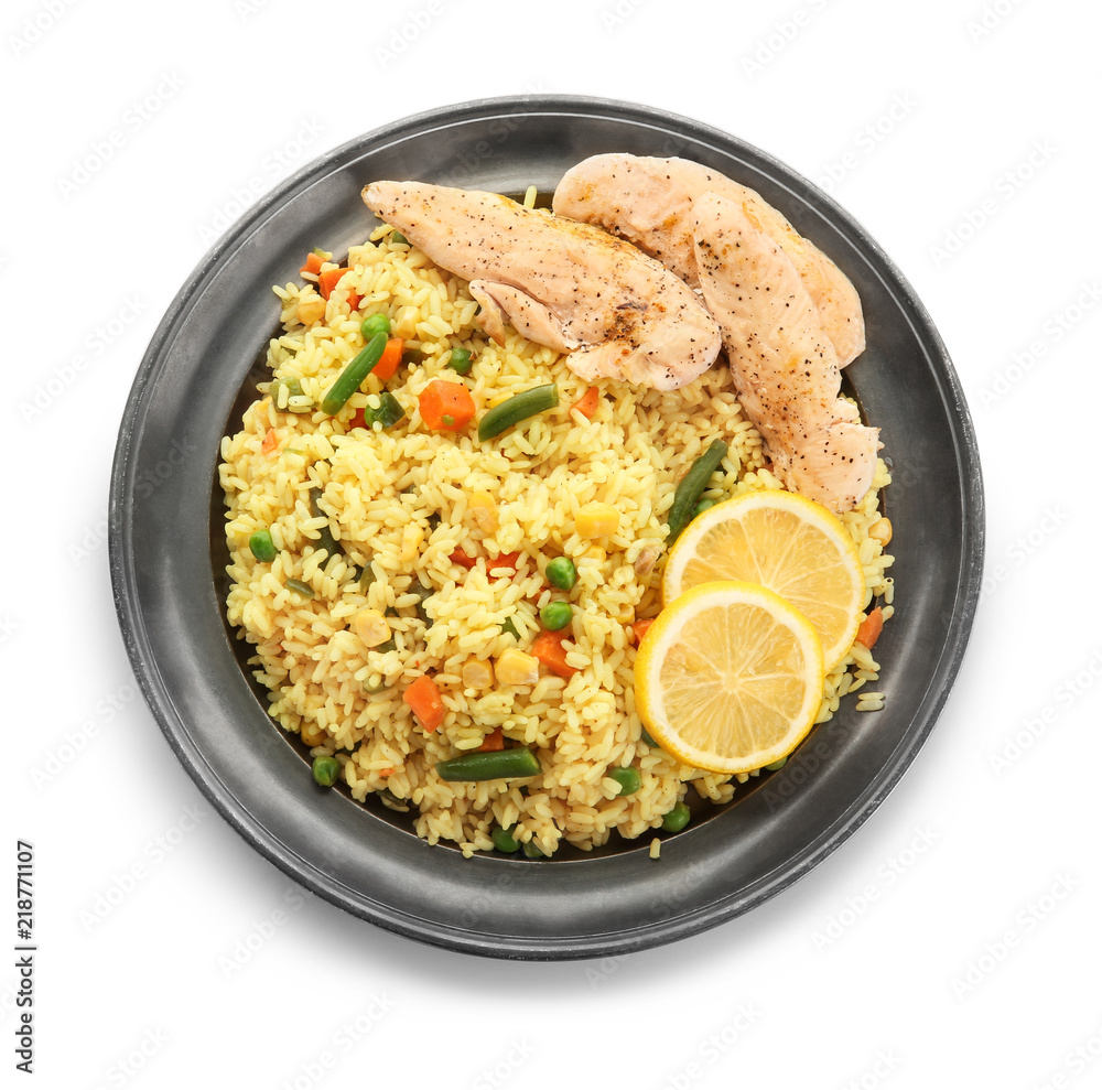 美味的水煮米饭，盘子里有肉和蔬菜，白色隔离