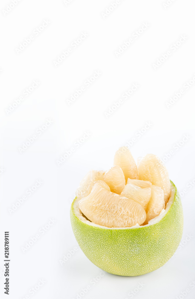 新鲜去皮柚子（柚子），白色背景下分离切片的柚子