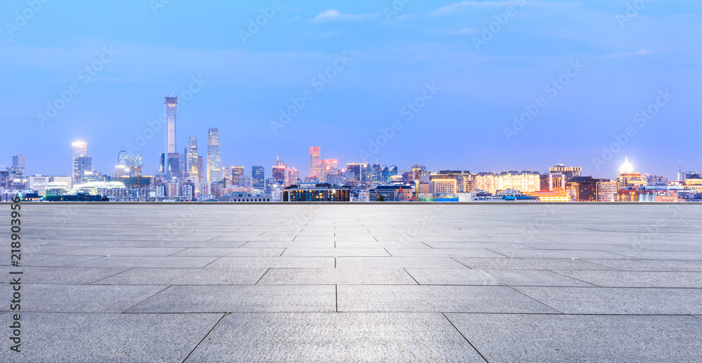 北京夜晚空旷的广场层和现代的城市天际线