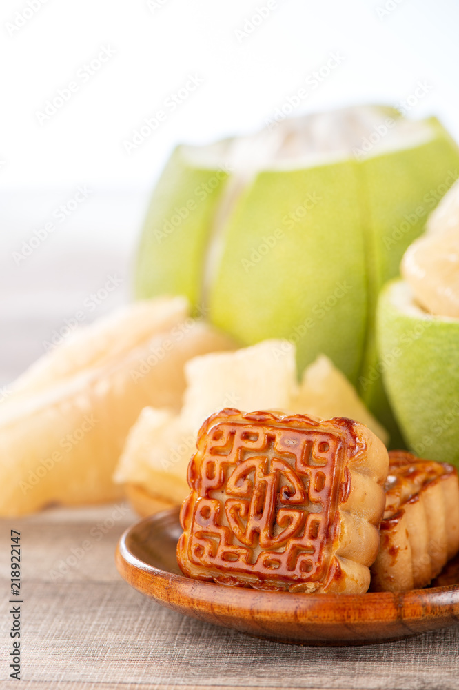 中秋节（月亮f）新鲜去皮柚子、柚子片和月饼