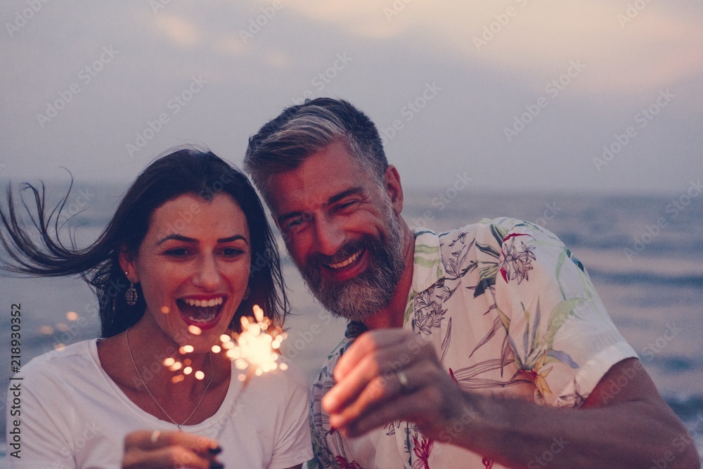 情侣在海滩上用焰火庆祝