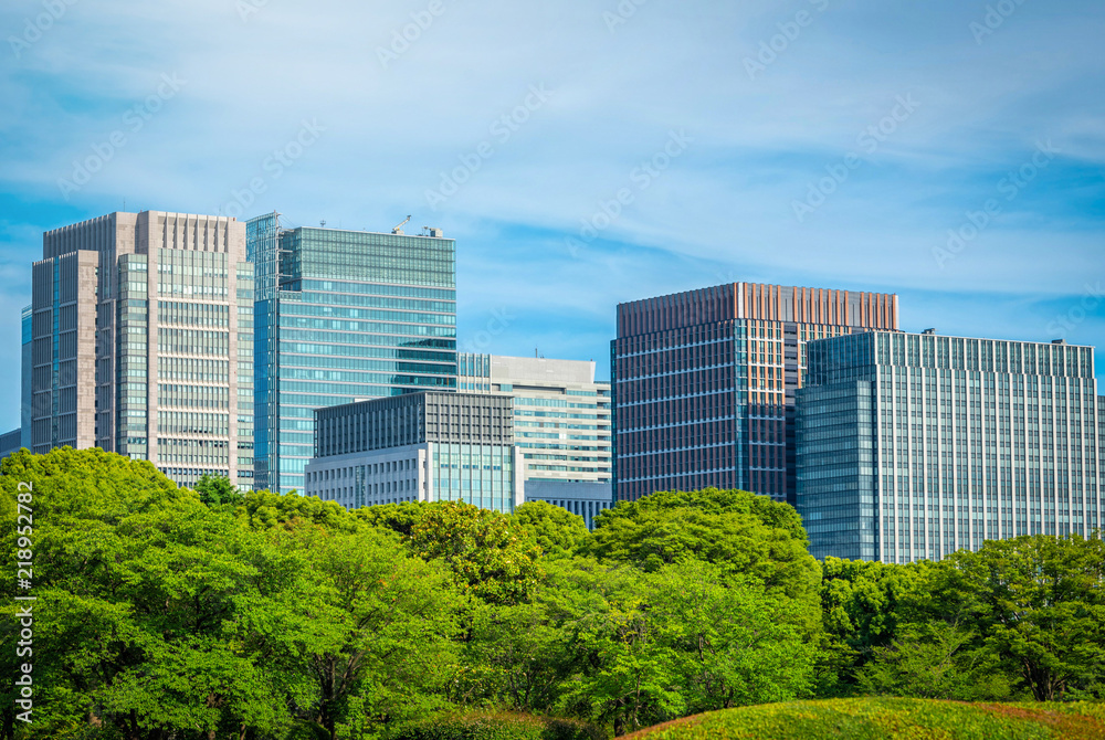 日本东京，蓝天背景下的绿色花园现代建筑。