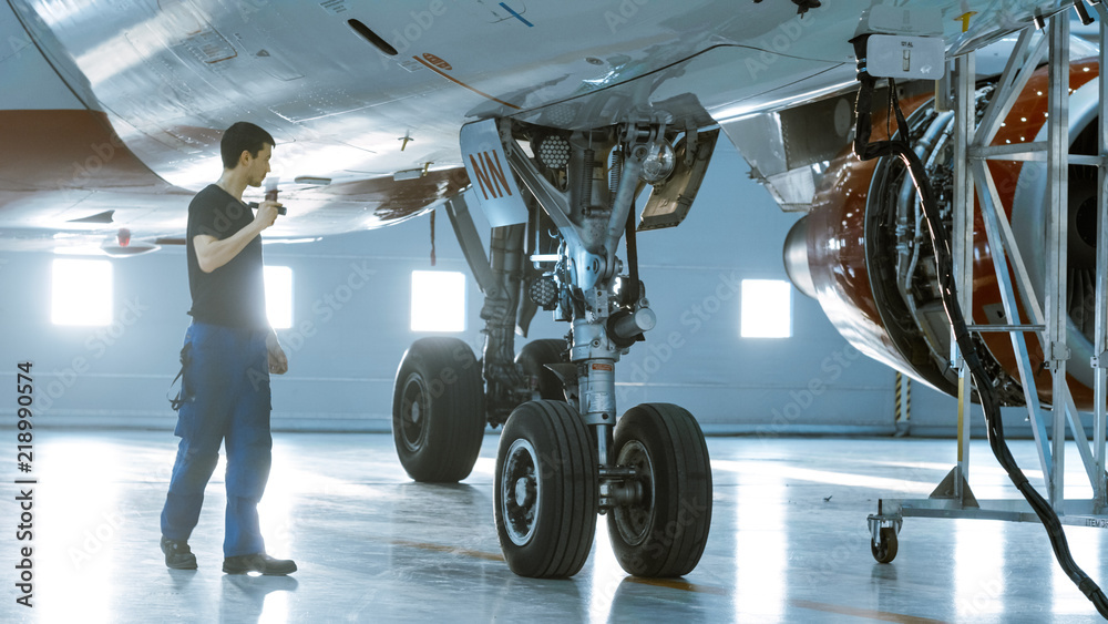 飞机维修工程师/技师/机械师在机库目视检查飞机底盘