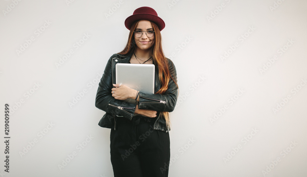 一位富有创意的女商人拿着笔记本电脑的肖像