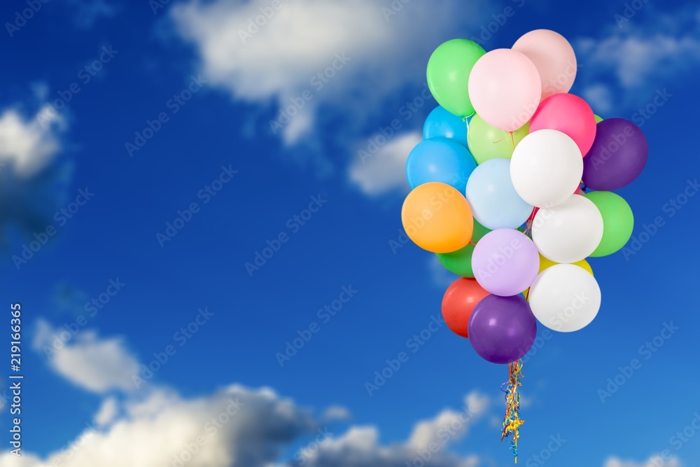 天空背景上的一束五颜六色的气球