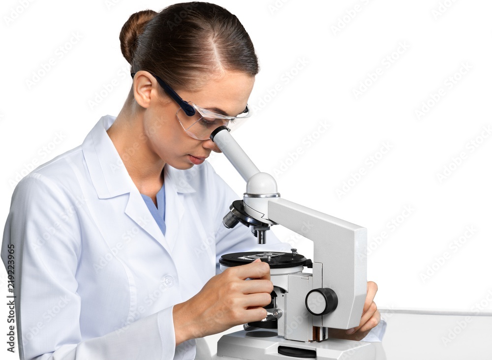 使用显微镜的女科学家/研究员/医生