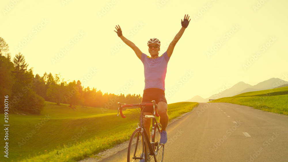 太阳火炬：职业自行车手在获胜后兴高采烈地骑着公路自行车，没有双手。
