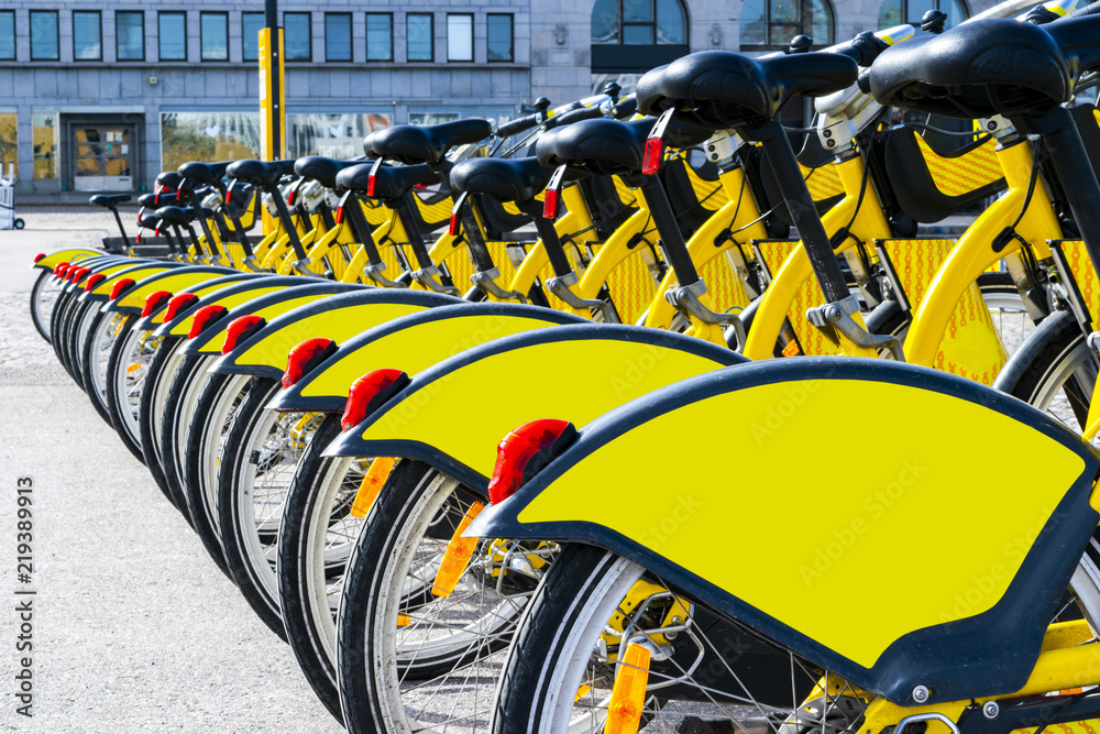 停放的一排自行车。停放的一列五颜六色的自行车。租用黄色自行车。复古图案
