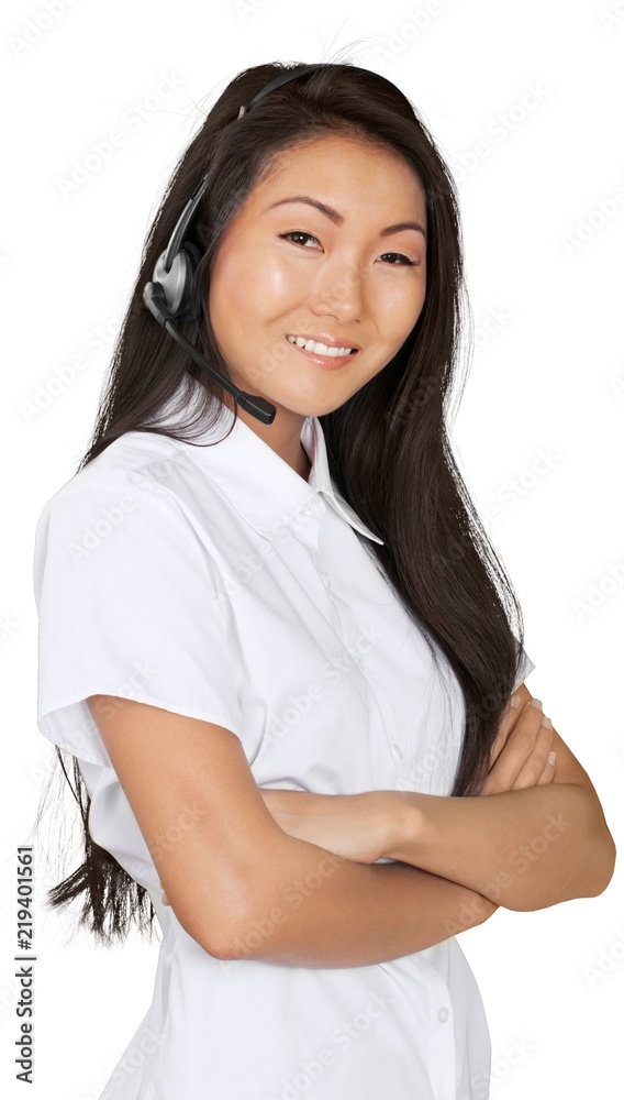 友好的亚洲女人，双手合十，戴着耳机讲话-