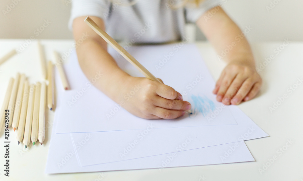 高加索女孩在家里画彩色铅笔，为学校学前教育做准备