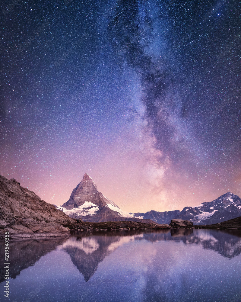 马特洪峰和夜间水面上的反射。瑞士马特洪峰上方的银河系