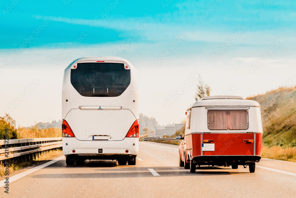 瑞士公路上的房车露营车和巴士