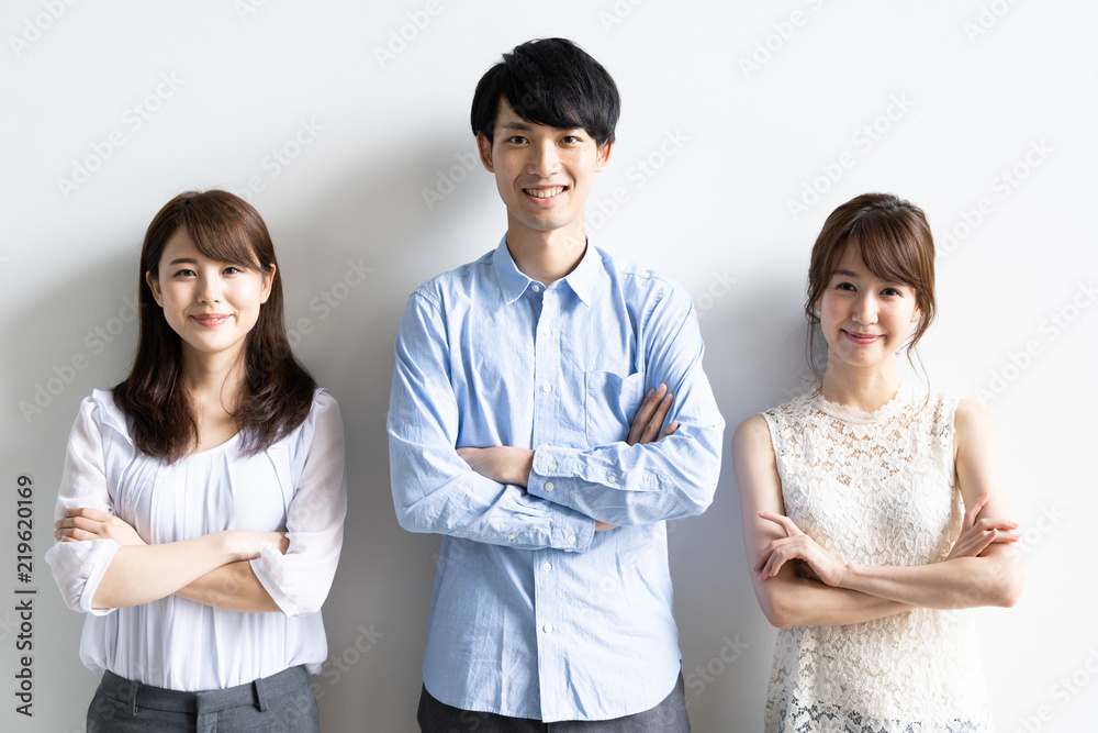 白人背景下的年轻亚洲群体画像