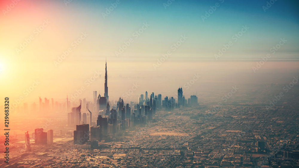 落日余晖下的迪拜城市鸟瞰图