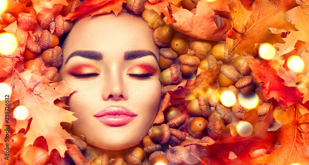 秋天的女人化妆。美丽的秋天模特女孩面部肖像，带有明亮的黄色、红色和橙色co