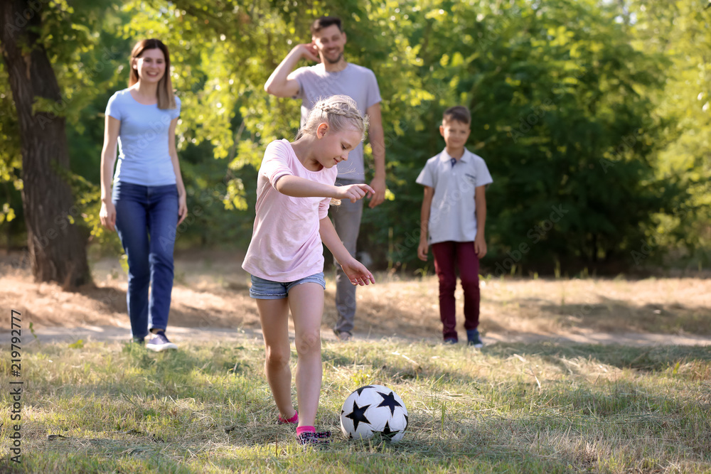 快乐的一家人在户外踢足球